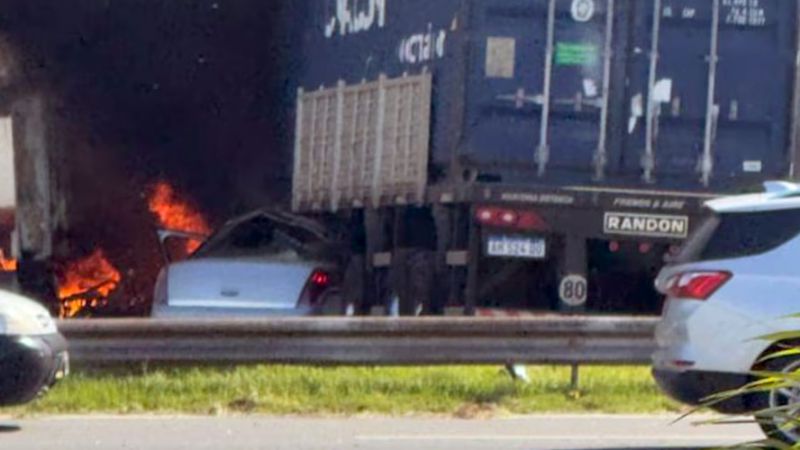 Choque entre dos camiones y un auto: hay al menos cinco muertos (Video)